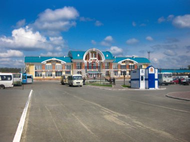 Novosibirsk, Rusya - 12 Mayıs 2012. Güzel arka plan, görünümü, peyzaj, panorama otobüs terminalinin İstasyonu, İstasyonu ve ziyaretçiler ve yaz öğleden sonra yolcu ile kare.