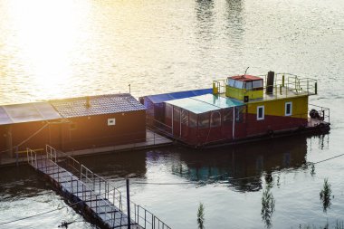 Güzel kentsel nesneler. Güzel arka plan, görünümü, peyzaj, panorama eski metal iskele iskele ve dolgu Nehri, öğleden sonra deniz üzerinde.
