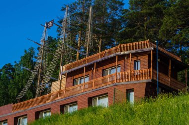 Güzel kentsel nesneler. Güzel arka plan, görünümü, peyzaj, cazibe ve sunum bir yaz gününde için eski bir ahşap gemi yerleşimini Panoraması.