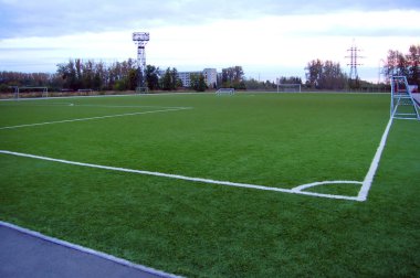 Güzel kentsel nesneler. Güzel arka plan, görünümü, peyzaj, modern futbol sahası bir projektör ve bir kapı sırasında belgili tanımlık gün ve yaz Panoraması.