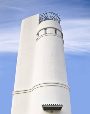 Güzel kentsel nesneler. Güzel arka plan, görünümü, peyzaj, koruyucu beyaz fener, Gözlemevi, yüksek bina ve araştırma Panoraması, öğleden sonra mavi gökyüzü kule.