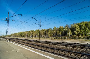 Güzel taşıma sayısı ve arka planlar. Güzel manzara, arka plan, peyzaj, panorama demiryolu İstasyonu ile bir yaz gününde platformu.