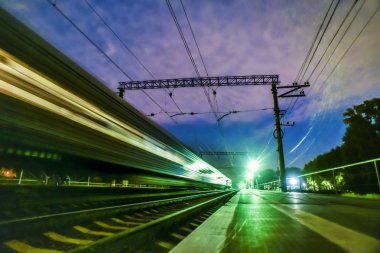 Güzel manzara, arka plan, peyzaj, Tren İstasyonu, İstasyonu, önlük, akşam, gece aydınlatma ile tren hareket Panoraması.
