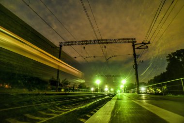 Güzel manzara, arka plan, peyzaj, Tren İstasyonu, İstasyonu, önlük, akşam, gece aydınlatma ile tren hareket Panoraması.