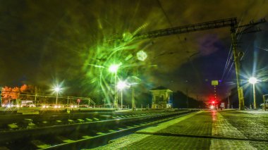 Güzel manzara, arka plan, peyzaj, Tren İstasyonu, İstasyonu, önlük, akşam, gece aydınlatma ile tren hareket Panoraması.
