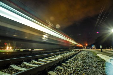 Güzel manzara, arka plan, peyzaj, Tren İstasyonu, İstasyonu, önlük, akşam, gece aydınlatma ile tren hareket Panoraması.