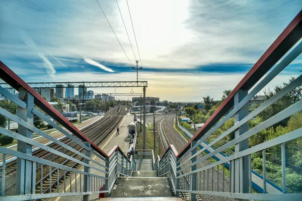 俄罗斯新西比尔斯克 2016年9月12日 美丽的景色 城市火车站的全景和车站与桥梁在夏天的一天 — 图库照片