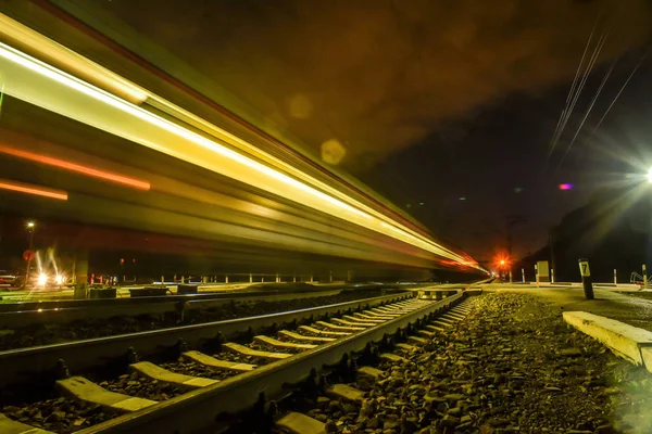 美丽的景色 火车站的全景 晚上移动的火车 晚上与照明 — 图库照片