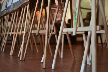 Güzel sanat. Güzel arka plan, görünümü, panorama, peyzaj, kamusal alan ve çizim için birkaç ahşap Sephalar ile salonu.