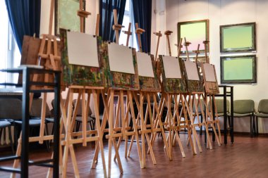 Güzel sanat. Güzel arka plan, görünümü, panorama, peyzaj, kamusal alan ve çizim için birkaç ahşap Sephalar ile salonu.