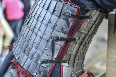 Güzel aletler ve otomotik makinalar. Güzel arka plan, görünümü, peyzaj, şövalye turnuva, metal zırh giyinmiş bir şövalye doğada bir yaz gününde yeniden inşası Panoraması.