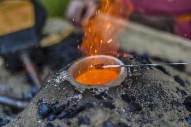 Güzel aletler ve otomotik makinalar. Güzel bir arka plan, antik kavurma bir görünüm ve bir yaz gününde bir çalışma ateşli ev yapımı eritme fırını doğada yardımı ile cam ürünleri imalatı.