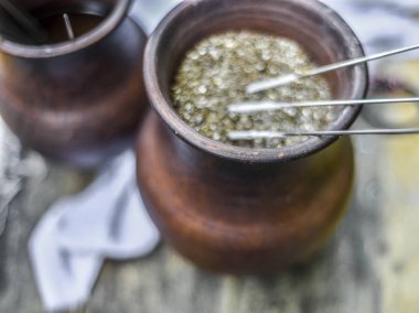 Güzel aletler ve otomotik makinalar. Güzel arka plan, doğa üzerinde kum ile bir tencerede bir yaz gününde soğutma antika eriyiklerinin görünümünü.