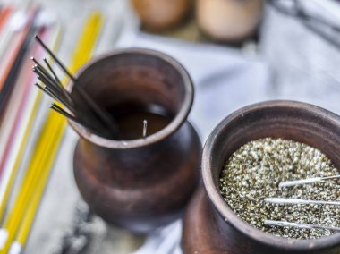 Güzel aletler ve otomotik makinalar. Güzel arka plan, doğa üzerinde kum ile bir tencerede bir yaz gününde soğutma antika eriyiklerinin görünümünü.