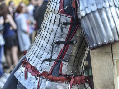 Güzel aletler ve otomotik makinalar. Güzel arka plan, görünümü, peyzaj, şövalye turnuva, metal zırh giyinmiş bir şövalye doğada bir yaz gününde yeniden inşası Panoraması.