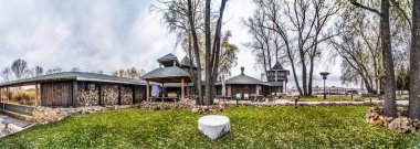 Güzel evler ve nesneleri. Güzel arka plan, görünümü, panorama, park rekreasyon alanı ile bir yaz veya sonbahar gününde ahşap binalar, Bahçe, park peyzaj.