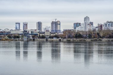 Novosibirsk, Rusya - 15 Ekim 2017. Güzel arka plan, görünümü, panorama, şehir dolgu ve yaz veya sonbahar günü nehir ile şehir peyzaj.