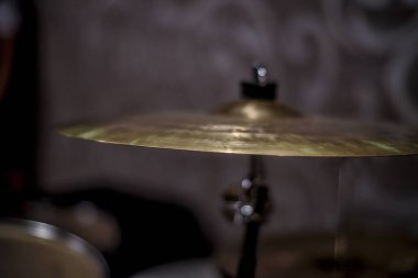Güzel aletler ve otomotik makinalar. Güzel arka plan, müzik aleti görünümünü, karanlık iç müzikal bakır perküsyon levha.