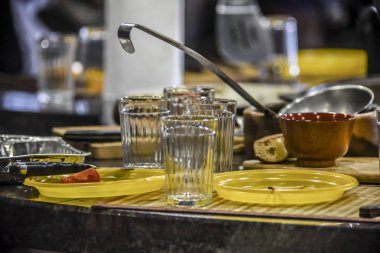 Güzel aletler ve otomotik makinalar. Güzel arka plan, görünümü, panorama, retro tarzı, Mutfak ahşap ve cam kaplar ve nesneleri mutfak iç peyzaj.