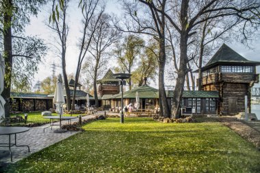 Güzel evler ve nesneleri. Güzel arka plan, görünümü, panorama, Şehir Parkı, Bahçe, peyzaj ahşap binalar ve bir yaz veya sonbahar günü yeşil alanlar ile Genel Bahçe.