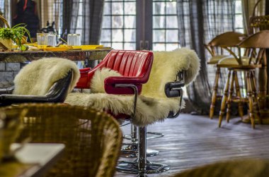 Güzel iç mekanlar ve nesneleri. Güzel arka plan, görünümü, panorama, bir eski ahşap karanlık iç ve perdeler ile retro tarzı mobilya ve vitray pencereler öğleden sonra peyzaj.