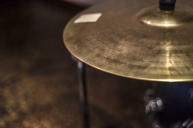 Güzel aletler ve otomotik makinalar. Güzel arka plan, müzik aleti görünümünü, karanlık iç müzikal bakır perküsyon levha.