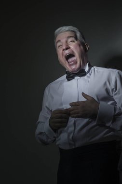 Beyaz bir gömlek gri saçlı temsilcisi adam.