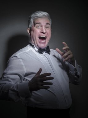 Beyaz bir gömlek gri saçlı temsilcisi adam.