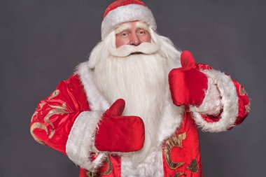 Gri arka planda Noel Baba.