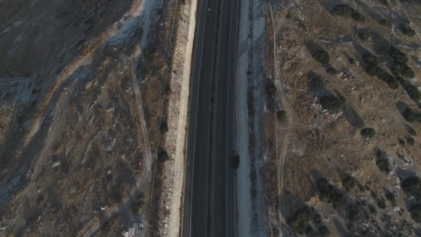 Weg Met Weinig Auto Het Wild Gebied Bij Zonsondergang Cyprus — Stockvideo