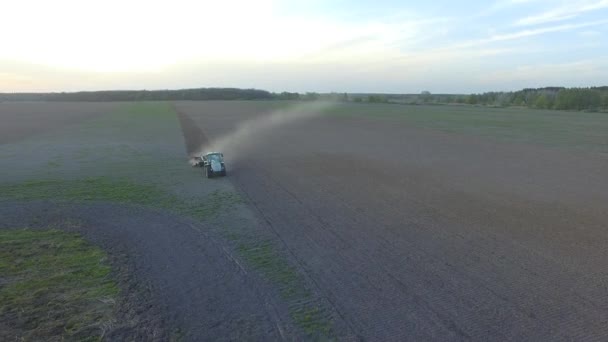 Tracteur Laboure Grand Champ Coucher Soleil Images Aériennes Survol Frontal — Video
