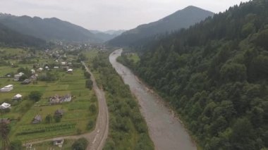 Karpatlar, hava uçak görüntüleri görünümünü nehre Foggy dağ köyü