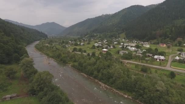 Village Montagne Foggy Bord Rivière Carpates Vue Aérienne Par Drone — Video