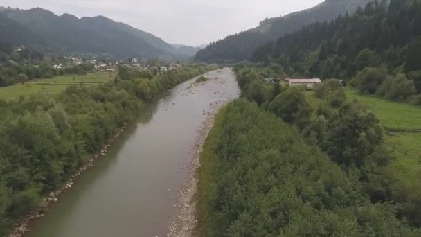 Aldea Montaña Brumosa Junto Río Cárpatos Vista Aérea Del Dron — Vídeos de Stock