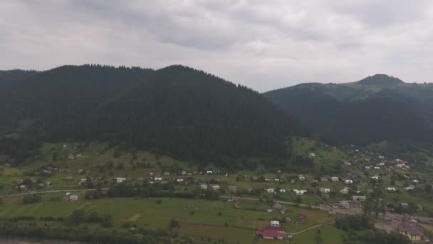 Foggy Mountain Vesnice Řeky Karpatech 360 Panorama Letecký Pohled Záběry — Stock video