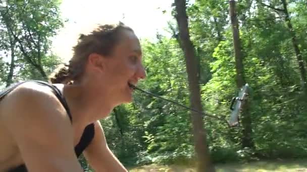 Junger Mann Mit Langen Haaren Der Fahrrad Fährt Benutzt Eine — Stockvideo