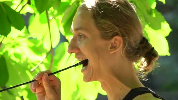 Junger Mann Mit Langen Haaren Benutzt Eine Innovative Handyhalterung Selfie — Stockvideo