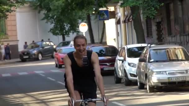 Νεαρό Άνδρα Μακριά Μαλλιά Ποδήλατο Χρησιμοποιούν Μια Καινοτόμο Τηλέφωνο Κάτοχος — Αρχείο Βίντεο
