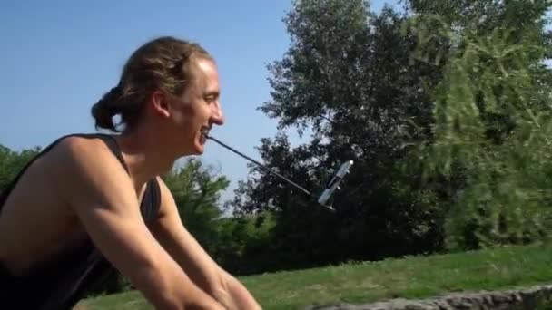 Junger Mann Mit Langen Haaren Der Fahrrad Fährt Benutzt Eine — Stockvideo