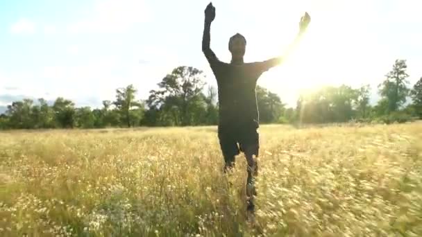 Joven Hombre Motivado Vistiendo Negro Corre Feliz Inspirado Campo Flores — Vídeos de Stock