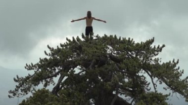 Yoga dua üst kısmında çam ağacı dağ bölgesinde, Kıbrıs'ın, dünyanın en uzun saçlı Yogi adam yok