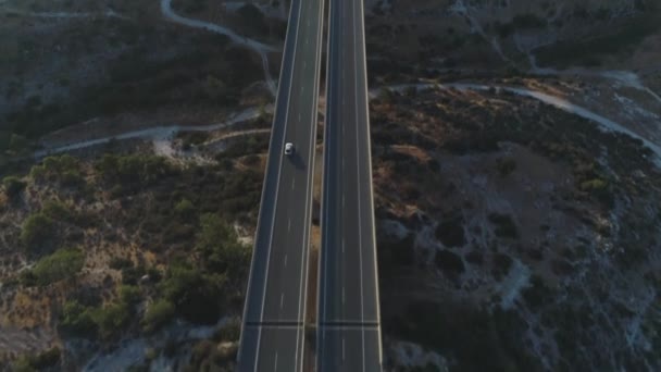 Şehirlerarası Karayolu Üzerinde Gündoğumu Vahşi Hills Kıbrıs Hava Dron Görüntüleri — Stok video