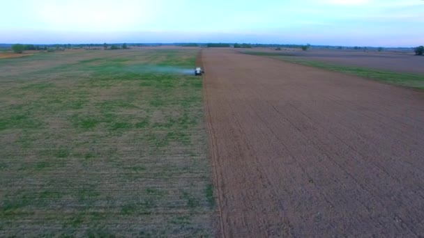 Images Aériennes Drones Tracteurs Verts Travaillant Sur Terrain Labourage Classé — Video