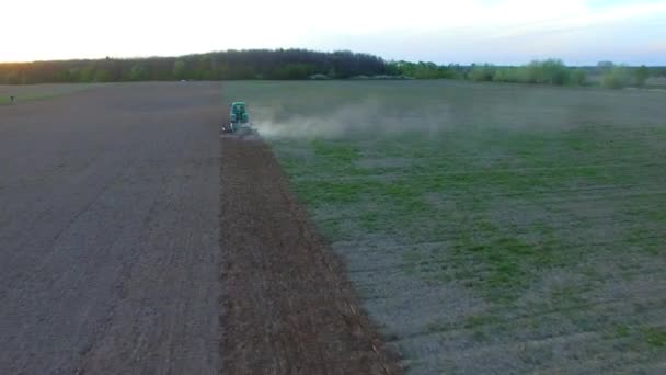 Yeşil Traktör Alanında Çalışan Hava Dron Görüntüleri Çiftçilik Günbatımında Filed — Stok video