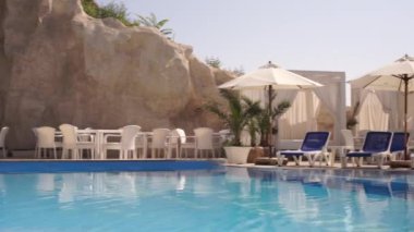 Deniz görünümü panorama adlı gün ile parlak boş havuza