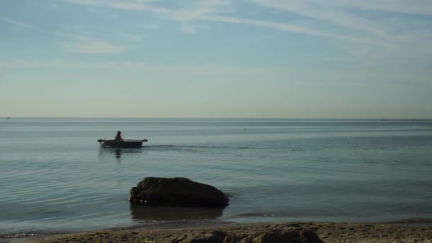 Barca Galleggiante Movimento Sul Mare Vicino Alla Riva Sera — Video Stock