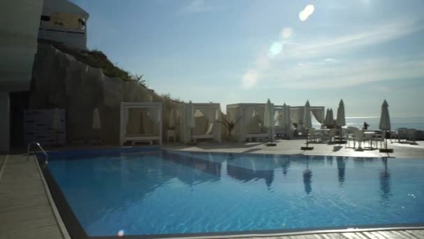 Piscina Vazia Brilhante Com Vista Mar Panorama Dia Com Clarões — Vídeo de Stock