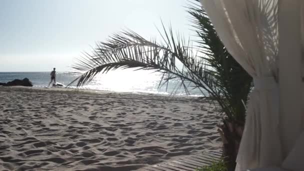 Ruhiger Strand Meerblick Vom Hotel Aus Mit Einem Mann Hintergrund — Stockvideo