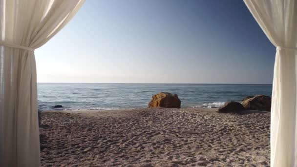 白いカーテンから美しい海の景色 — ストック動画