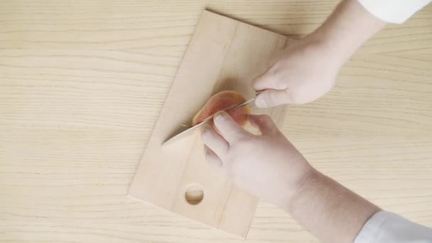 Poire Coupée Mains Masculines Sur Plaque Bois Sur Table Bois — Video